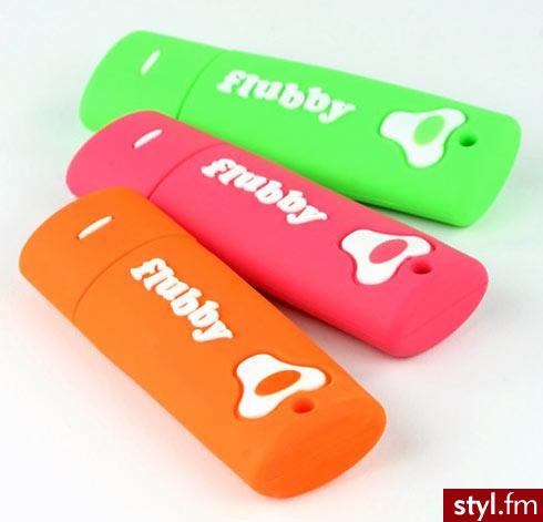 Pendrive. Pendriv\'y przypominające gumę do żucia:) Pachną także tak samo, do wyboru zapachy: pomarańcza, jabłko, truskawka. 
Modecom- 75 zł - Gadżety Inne Moda