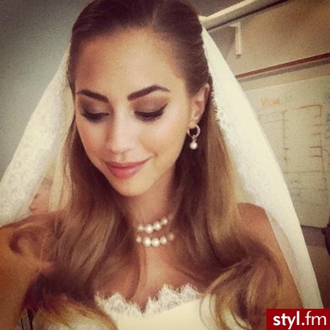 Blond Rozpuszczone Kręcone Ślubne Średnie Fryzury