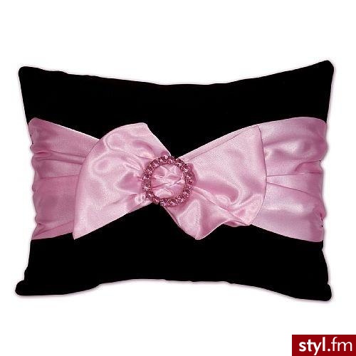 Elegancka poduszka z satynową kokardą. Zapłacimy za nią $28.80 - Misz-masz
