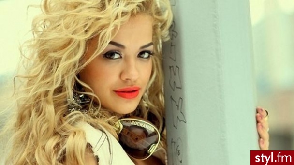 Blond Rozpuszczone Kręcone Na co dzień Średnie Fryzury
