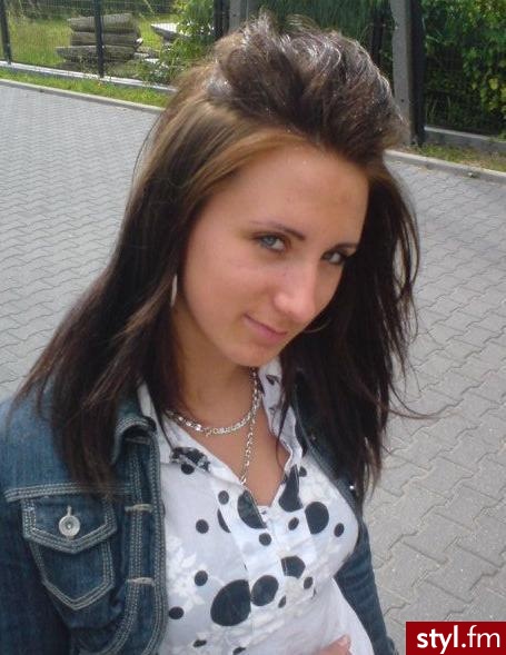Pyholka fryzurka zrobiona przezemnie

tapirowana góra zaczesana i spięta z tyłu.. - Irokez damski Proste Na co dzień Średnie Fryzury