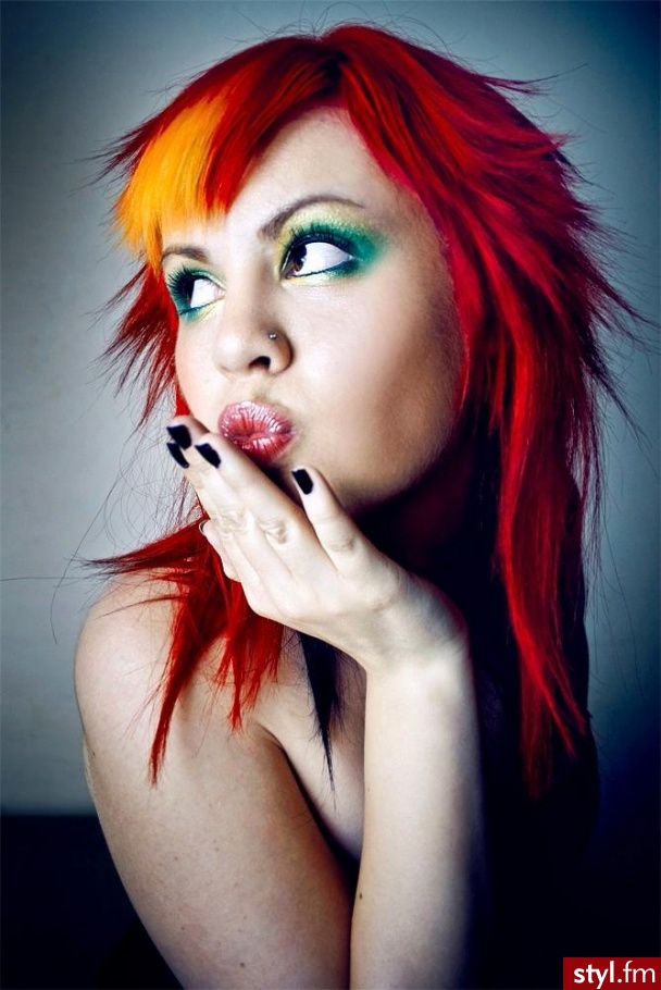 red blooded woman :> - Średnie Fryzury