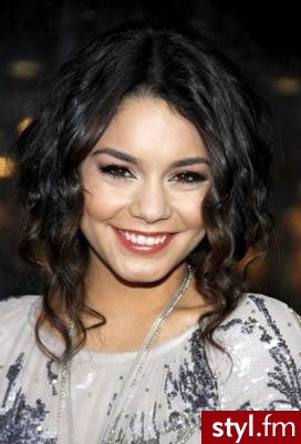 Vanessa Hudgens - Czarne Upięcie Kręcone Wieczorowe Długie Fryzury