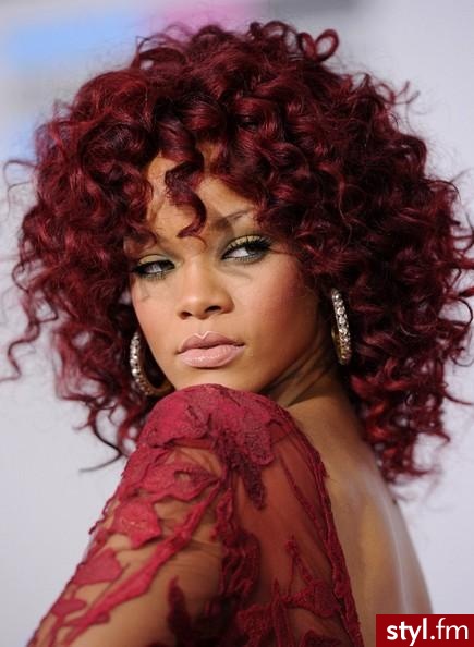 rihanna4 - Kolorowe Rozpuszczone Kręcone Wieczorowe Krótkie Fryzury