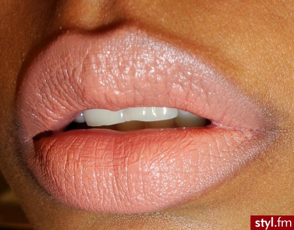 MAC Brave New Bronze Lipstick. Left - Right: Brave New Bronze, Yash
  MAC Brave New Bronze Lipstick - Makijaże