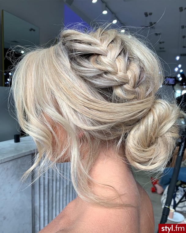Blond Upięcie Kręcone Wieczorowe Średnie Fryzury