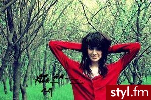 Fajna. ;D. b. ładna fryzurka. ;>
i sweter również. < 3333333 . - Średnie Fryzury