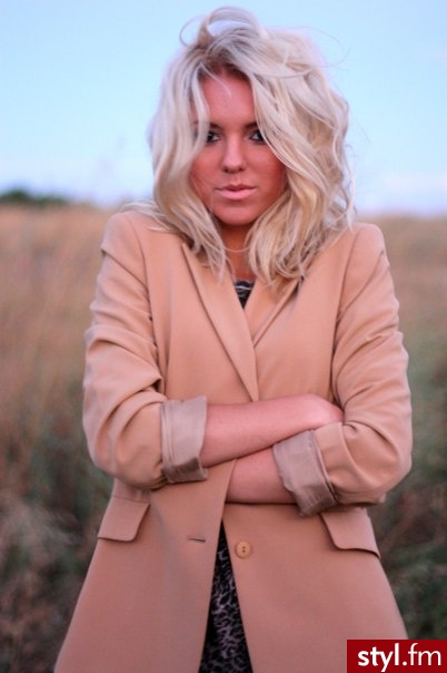 Blond Rozpuszczone Kręcone Na co dzień Średnie Fryzury