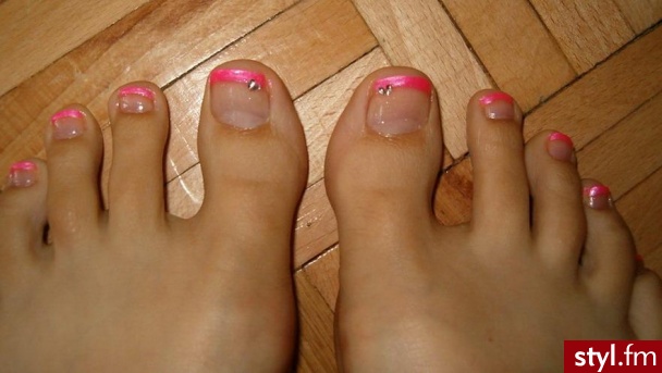pink french stópki - Paznokcie