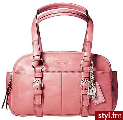 Torba w kolorze różowego pudru od firmy Coach będzie pasowała do nie jednego sportowego jak i elegantszego stroju. 
cena: 398$ - Pozostałe Torebki Moda