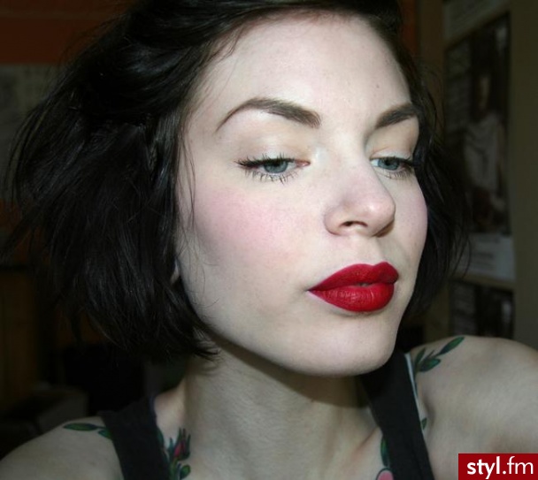 Lips:      Elf Cosmetics Feather Proof Moisturizing Lip Liner - Bitter     Illamasqua Lipstick - Box - Dzienne Makijaże