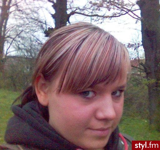 ... - Średnie Fryzury