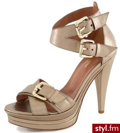 Blumarine. Blumarine. Ceny: 3 600 zł (wersja z gładkiej skóry
), 3 950 zł (wersja moro)
Kupisz w warszawskim salonie przy ulicy Moliera 2. - Pozostałe Buty Moda