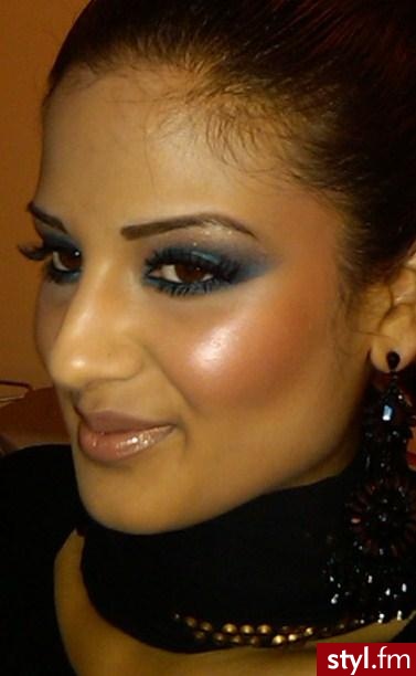 makijaż. Eyes
udpp
mac painterly paintpot all over lids as base
mac delft paintpot on lower lid as base
mac odalisque e/s on lids (teal) and below waterline
mac bronze e/s in crease (true bronze)
mac honey lust e/s to blend out bronze (peach gold)
 - Makijaże