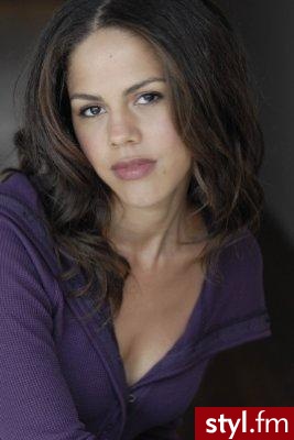 Lenora Crichlow - Kręcone Na co dzień Średnie Fryzury