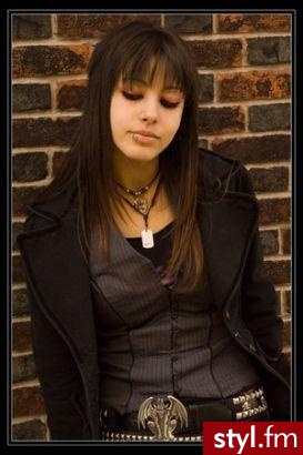 Punk Girl :) Tyle... Fryzura wszyetko wyjaśnia ;) - Długie Fryzury