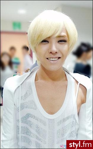 G-Dragon<3. mrahh kocham *___* ~! <3
G-Dragon <3
ilhsfmfne <3! 

niach niach blonduuu ! >O< - Krótkie Fryzury