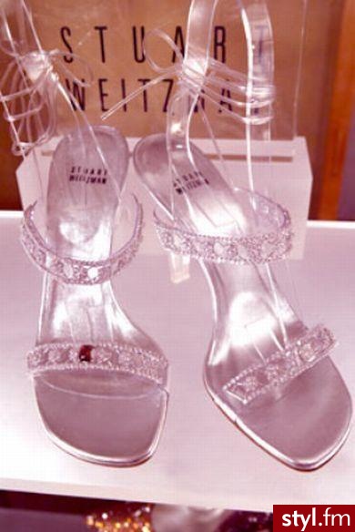 najprawdopodobniej najdroższe buty świata.Do wykonania Cinderella Slippers, czyli pantofelków Kopciuszka, użyto platynowych nici, najwyższej jakości włoskiej skóry, 565 diamentów (55 karatów) oraz jednego pięciokaratowego czerwonego klejnotu Cena to $2 00 - Pozostałe Buty Moda