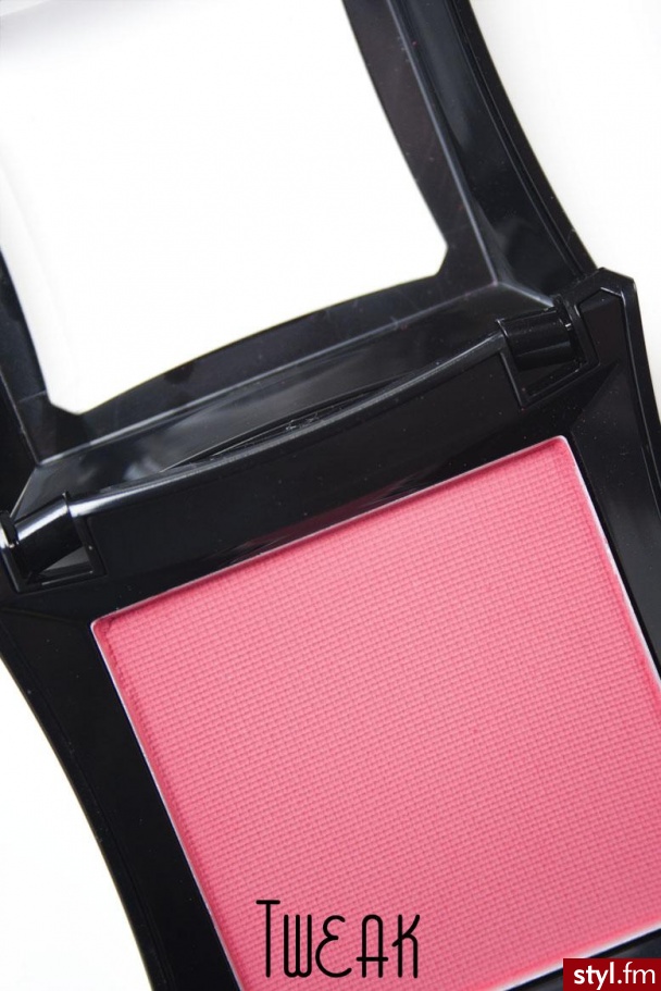 Illamasqua Powder Blusher. Illamasqua Powder Blusher - Makijaże