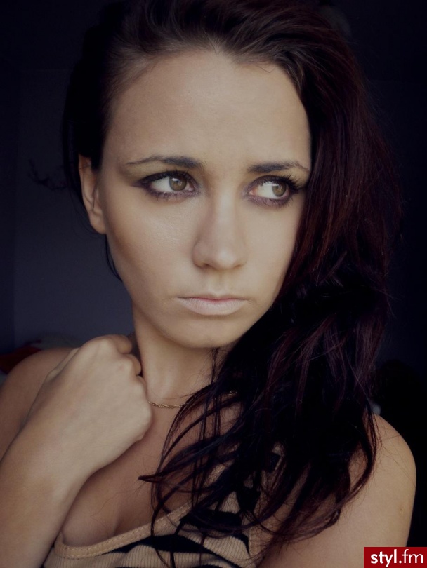 Dziewczyny lubią brąz<br>1 i 2 zdjęcie efekt końcowy ( podkład, brązer, tusz, cienie brązowe i złote)<BR>3 - ( podkład i tusz ) <BR>4 - (sam podkład) - Makijaże