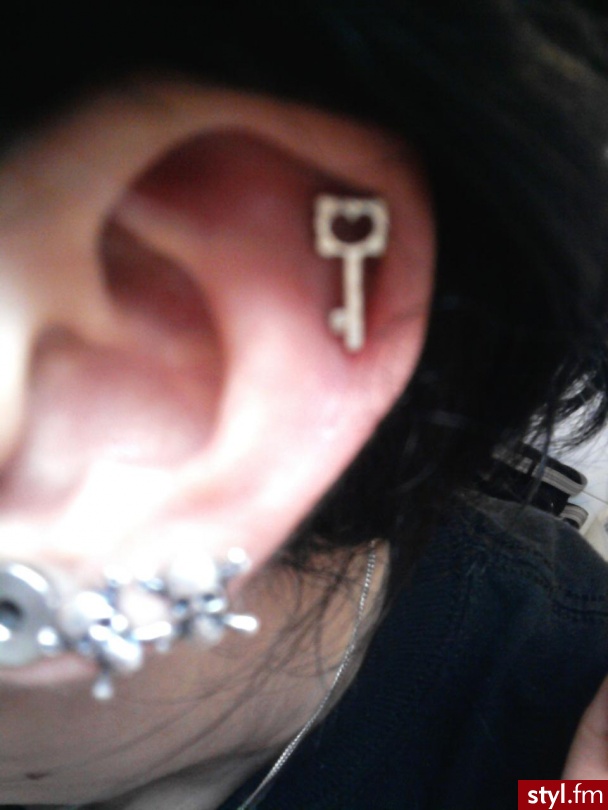 Kolczyk. Nic niezwykłego, ale zrobiłam sobie kolczyk w chrząstce ! ten kluczyk mnie zauroczył znalazłam go u złotnika miał być przetopiony na srebro xD innymi słowy mam ze złomu :D i nowe blue kuleczki do smile - Modyfikacje ciała