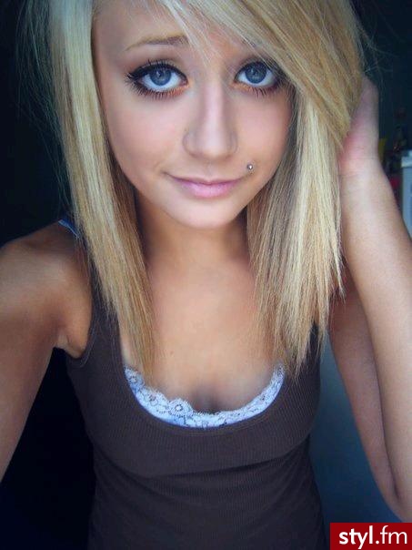 ona jest cuudna :* - Średnie Fryzury