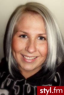 samodzielna robótka-farba do włosów GARNIER*super jasny popielaty blond,ogólnie fryzurka samoróbka:) - Średnie Fryzury