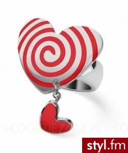 Dziewczęcy, przyciągający wzrok pierścionek. Z bardzo oryginalnym oczkiem w kształcie większego serca zdobionego spiralami oraz mniejszego zwisającego swobodnie na łańcuszku. Znajdziesz go w walentynkowej kolekcji marki Swatch.
165,00 - Pozostałe Dodatki Moda