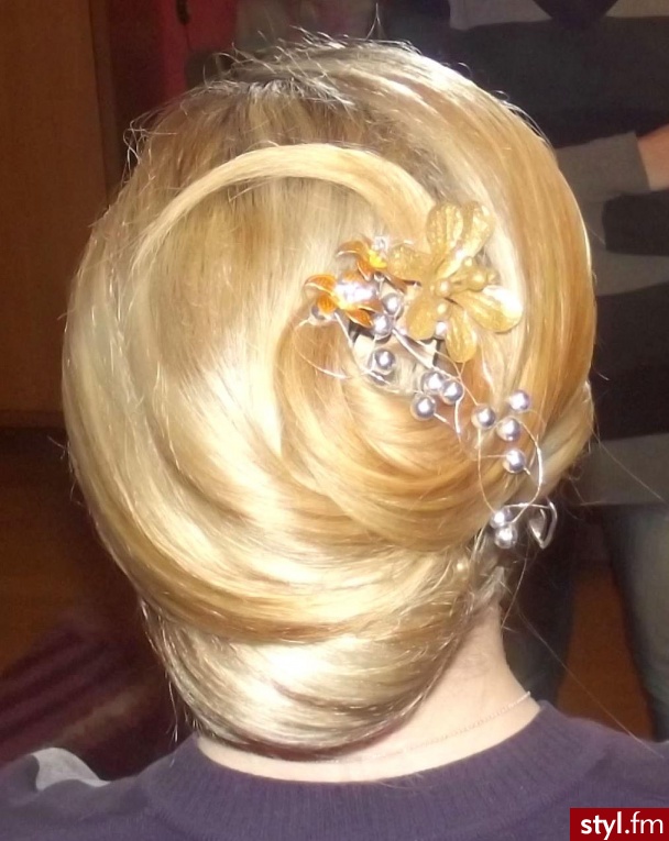Blond Upięcie Proste Wieczorowe Średnie Fryzury