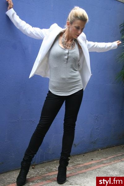 Business Casual	 style, best suited for Work. zara white jacket 
h&m skinny black pants 
zara gray top 
silver necklace 
zara ankle boot black boots - Moda uliczna Inne Moda