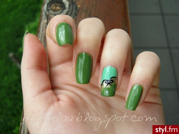 chmurka- ręcznie malowane:)
http://bllablaa.blogspot.com/ - Kwadratowe Naturalne Paznokcie