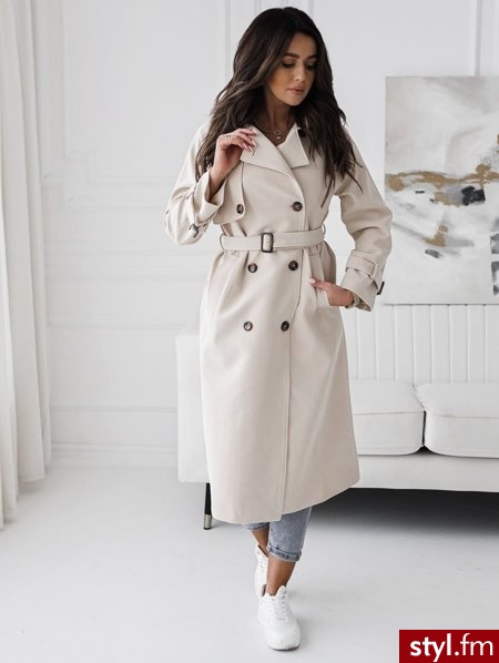 Trencz wykonany został z gładkiego, eleganckiego materiału. Z przodu posiada praktyczne kieszonki. Świetnie sprawdzi się zarówno na codzień jak i w bardziej eleganckich stylizacjach. Idealnie uzupełnią go beżowe botki. https://roseboutique.pl/ - Płaszcze Okrycia Moda