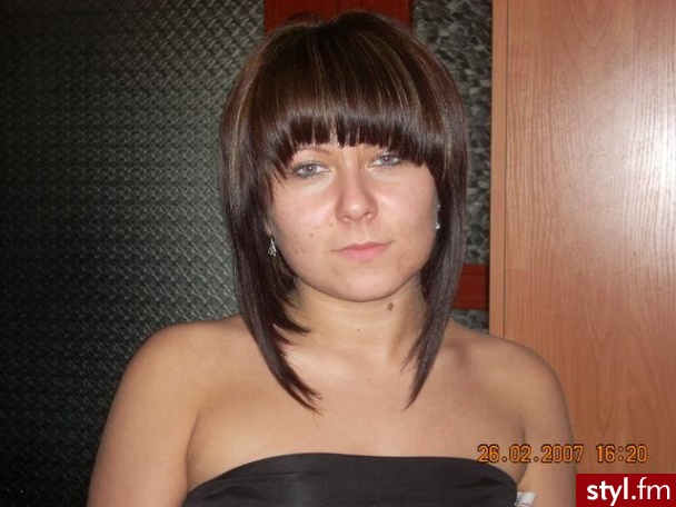 a to jestem ja i moja fryzurka..jestm sćięta na boba...na grzywce mam złote cieniutkie pasemka.;;;;)))) - Średnie Fryzury