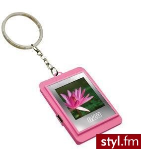 Ulubione zdjęcia zawsze przy Tobie. Różowy breloczek z wyświetlaczem LCD i wbudowaną pamięcią pozwoli Ci na przechowanie i wyświetlanie około 60 zdjęć. Twoi bliscy zawsze pod ręką wraz z kluczami do domu. Gdy tylko masz ochotę popatrzeć na kochające Cię o - Gadżety Inne Moda