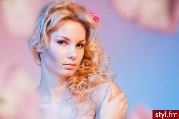 Blond Rozpuszczone Kręcone Na co dzień Średnie Fryzury