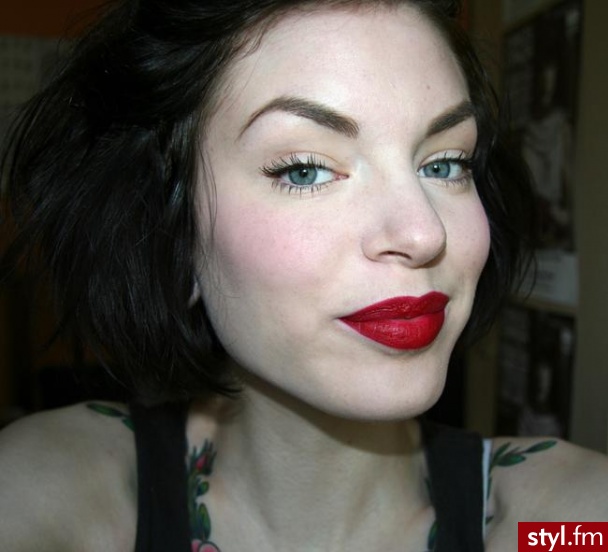 Lips:      Elf Cosmetics Feather Proof Moisturizing Lip Liner - Bitter     Illamasqua Lipstick - Box - Dzienne Makijaże