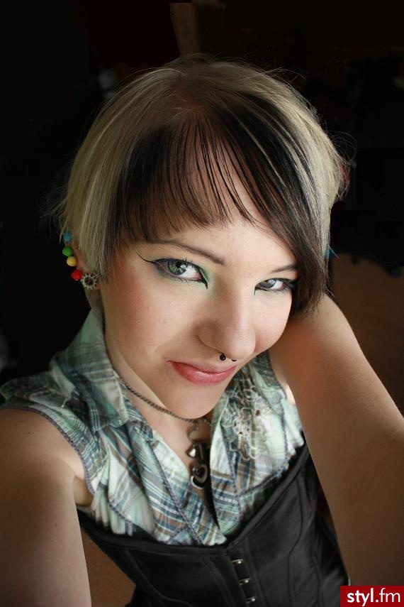 Sama cięłam, blond naturalny, grzywka- granatowa czerń, jednak już mocno wypłukana. - Średnie Fryzury