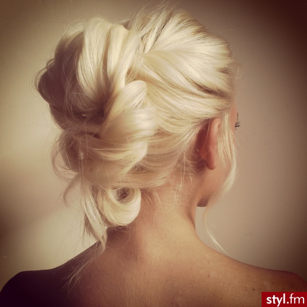 Blond Upięcie Kręcone Wieczorowe Średnie Fryzury