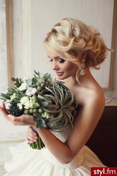 Blond Upięcie Kręcone Ślubne Średnie Fryzury