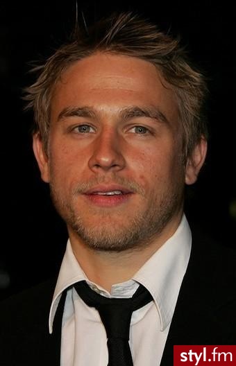 Charlie Hunnam. Charlie Hunnam - Średnie Męskie Fryzury