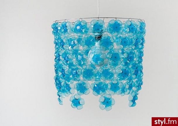 Lampa wykonana z fragmentów plastikowych butelek autorstwa Joanny Figurniak. - Mój pokój Wnętrza