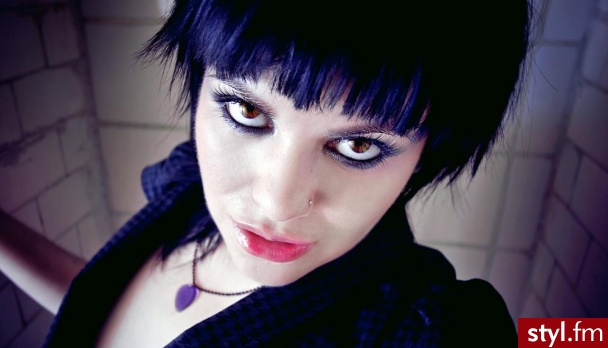 black bangs. - Średnie Fryzury