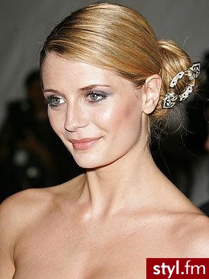 Na fotce Mischa Barton - Wieczorowe Średnie Fryzury
