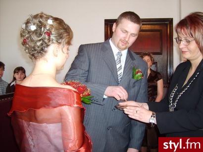 TAKĄ FRYZURKĘ MIAŁAM W DNIU ŚLUBU CYWILNEGO...TERAZ MAM KOŚCIELNY I NIE MAM POMYSŁU NA FRYZURĘ... - Ślubne Średnie Fryzury