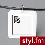 Oj… zdjęcie się nie wyświetliło i nie wiadomo teraz kogo Ty tak bardzo lubisz, że aż nosisz na szyi jego podobiznę. Ten uroczy wisiorek przedstawia - no właśnie co? Przedstawia zdjęcie, które z niewiadomych przyczyn nie może się wyświetlić. To zastanawiaj - Misz-masz