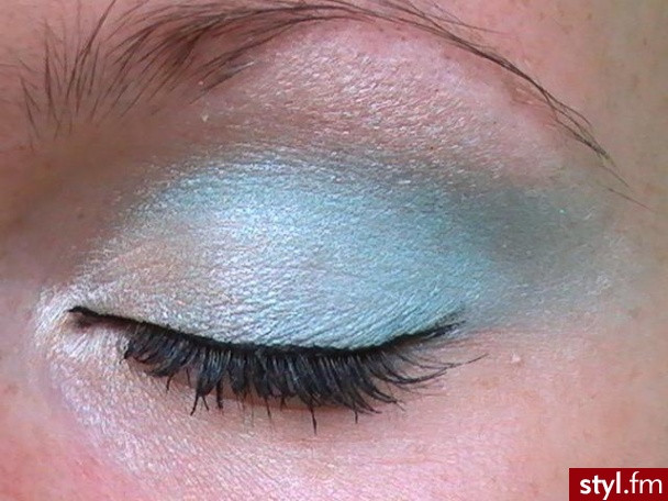 użyłam tu 2 kolorków:perłowego na cala powieke i błękitno-turkusowy.. rowniez eye-liner od samego kącika oka. mozna tez zrobic 2 kreski linerem. na koncu oka.. - Makijaże