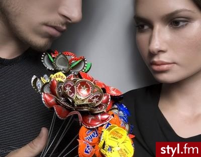 Izraelski projektant Yoav Kotik stworzył oryginalną biżuterię oraz dodatki... wykonane z kapsli :) - Pozostałe Dodatki Moda