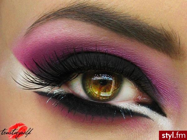 http://trustmyself-make-up.blogspot.com/2012/05/wrzuc-roz-rozowy-tydzien.html#more - Artystyczne Makijaże