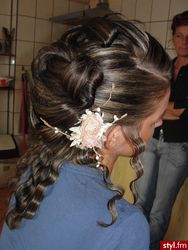Ślubne Średnie Fryzury