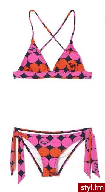 INFORMACJE O PRODUKCIE:
Góra od bikini we wrzosowym kolorze. Staniczek łączony pośrodku metalowym kółkiem, od którego odchodzą troczki, fantazyjnie wiązane na karku. Dostępny także dół w tym samym kolorze. - Pozostałe Ciuchy Moda